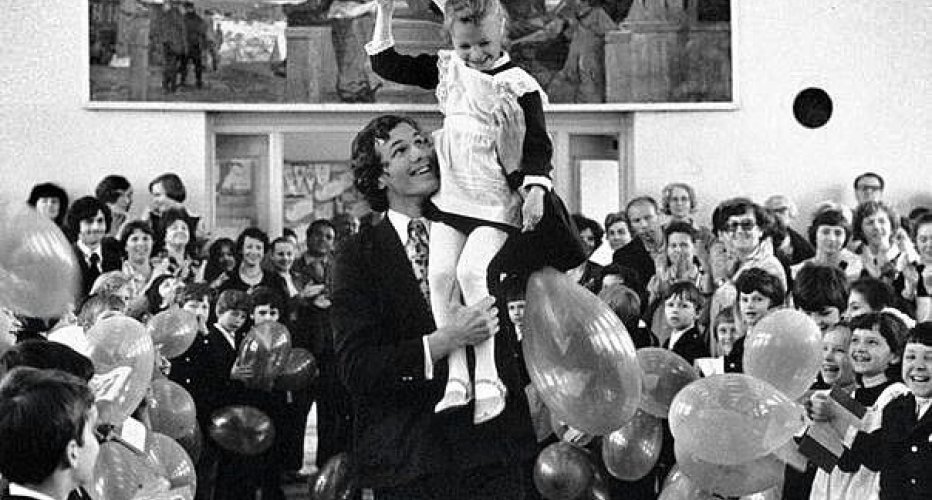 Поздравляем с 1 сентября! 

С днём Знаний!

 Стремитесь учиться всегда...