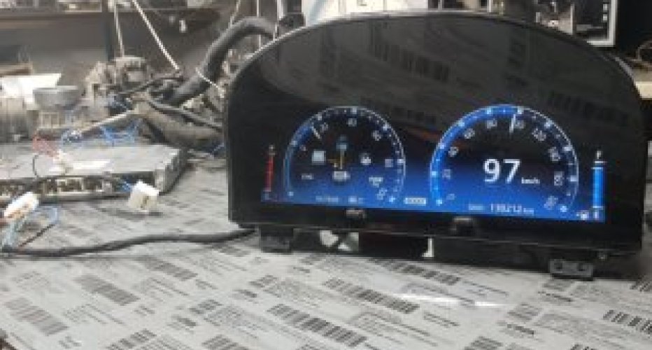 Добрый день. Сегодня у нас адаптация щитка приборов Тойота Кроун..