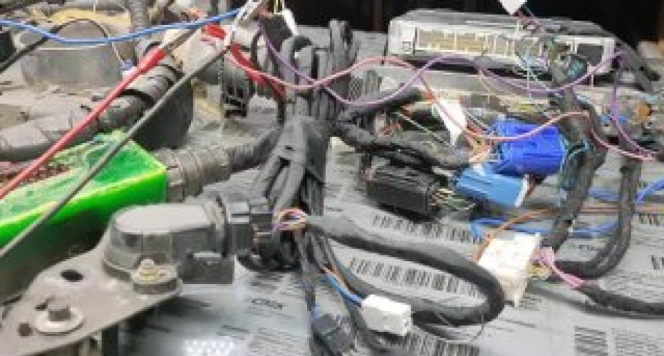 Lexus IS 200 свап 3uz fe 5at под мт. 

Классика жанра: плохо работает двс. Но, тут..