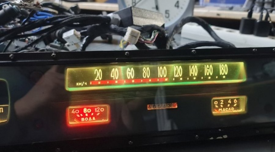 Проверка свечения RGB подсветки и восприятия контрольных ламп основных систем: чек, масло, генератор