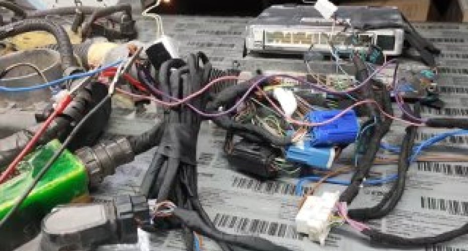 Lexus IS 200 свап 3uz fe 5at под мт. 

Классика жанра: плохо работает двс. Но, тут..