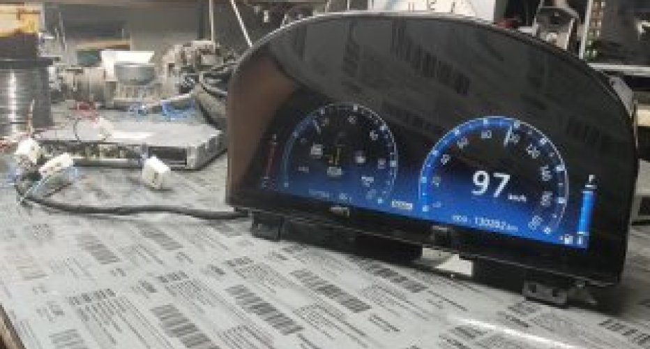 Добрый день. Сегодня у нас адаптация щитка приборов Тойота Кроун..