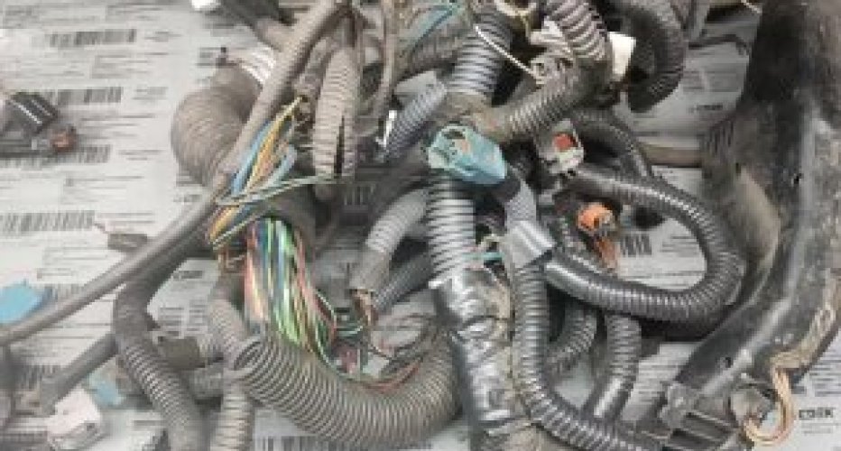 Lexus IS 200 свап 3uz fe 5at под мт. 

Классика жанра: плохо работает двс. Но, тут..