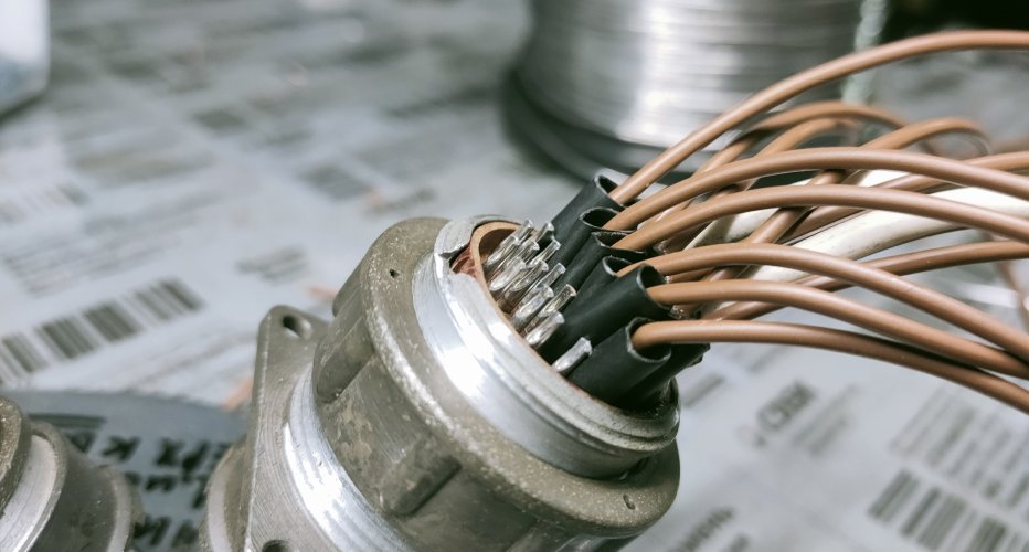 Пайка, жгутовка, крепление, защита электронных компонентов в процессе..