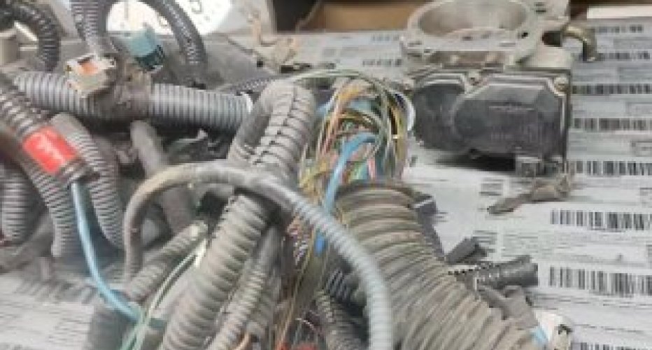 Lexus IS 200 свап 3uz fe 5at под мт. 

Классика жанра: плохо работает двс. Но, тут..