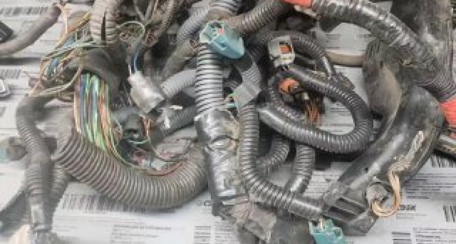 Lexus IS 200 свап 3uz fe 5at под мт. 

Классика жанра: плохо работает двс. Но, тут..