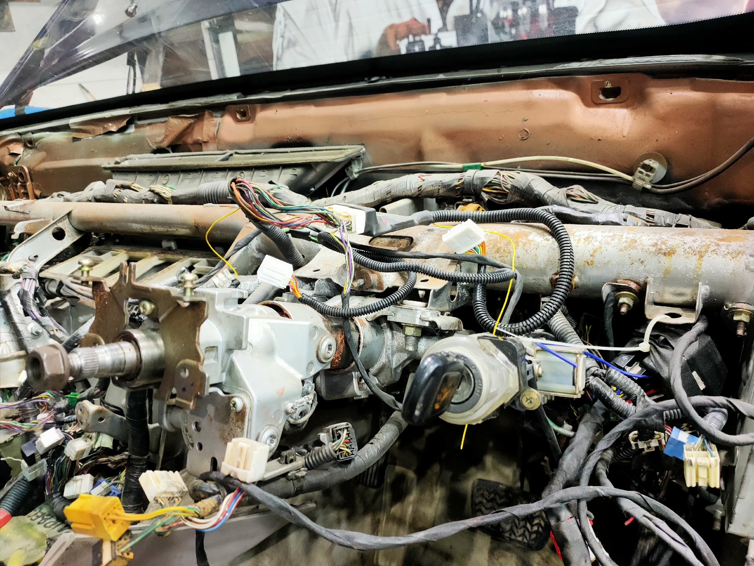 Сегодня у нас группа фото, по три: 

Первая тройка - это скромные провода старте